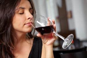 Frau verkostet Glas Rotwein