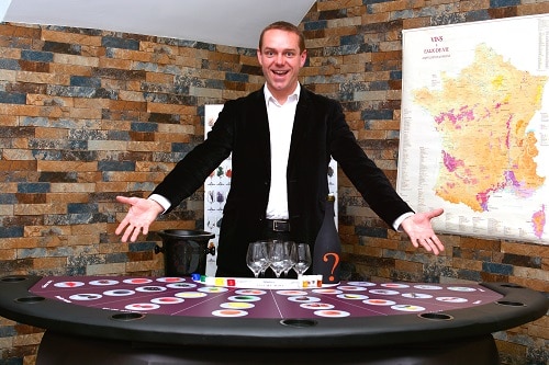 Sommelier à la table du Casino des vins