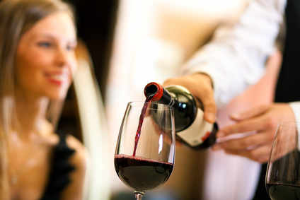 service du vin lors d'un dîner accord mets et vins