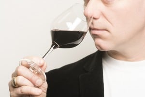 Le sommelier lors d'une dégustation de vin