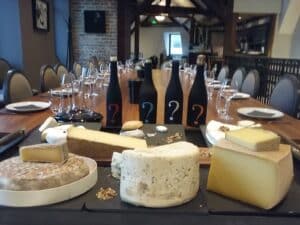 Bouteilles de vin et plateau de fromage pour un cours d'oenologie Vin et Fromages